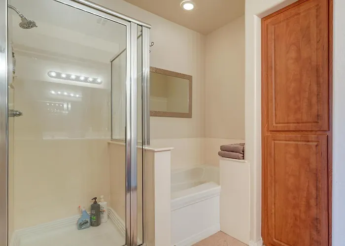 Holiday home 1 Mi To Golf: Lake-view W/ Pool In Chandler!