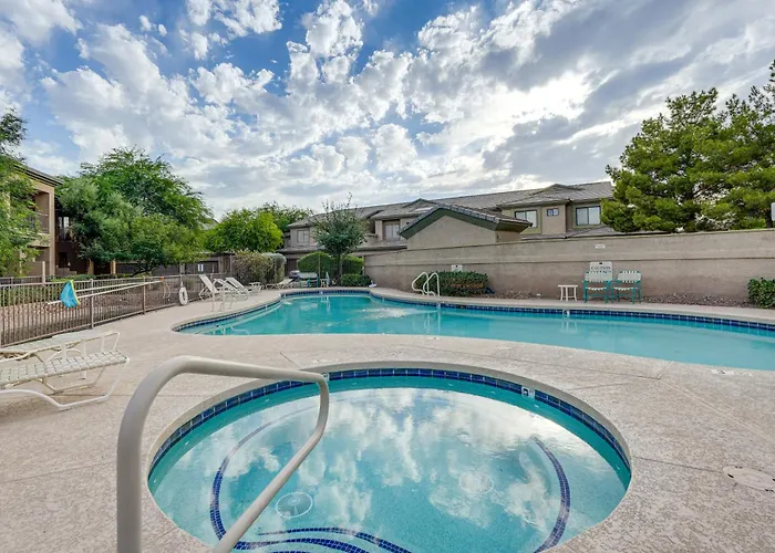 Holiday home 1 Mi To Golf: Lake-view W/ Pool In Chandler! Chandler