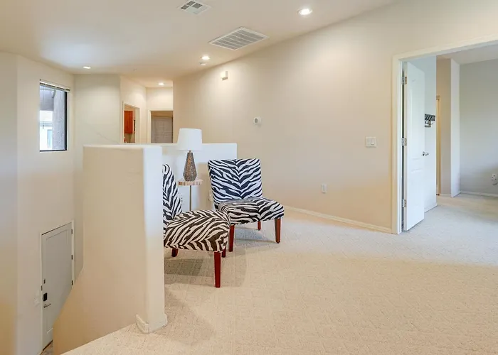 Holiday home 1 Mi To Golf: Lake-view W/ Pool In Chandler!