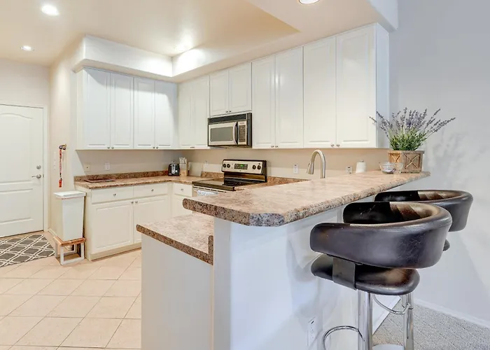 Holiday home 1 Mi To Golf: Lake-view W/ Pool In Chandler! Chandler