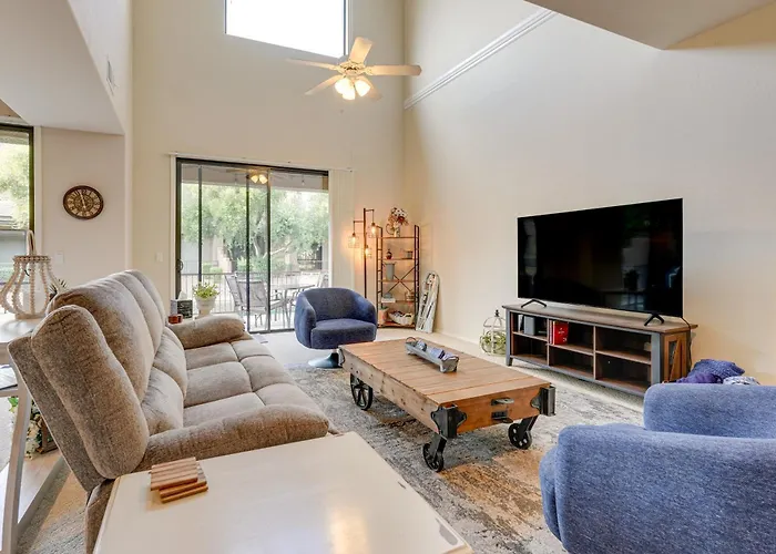 Holiday home 1 Mi To Golf: Lake-view W/ Pool In Chandler!