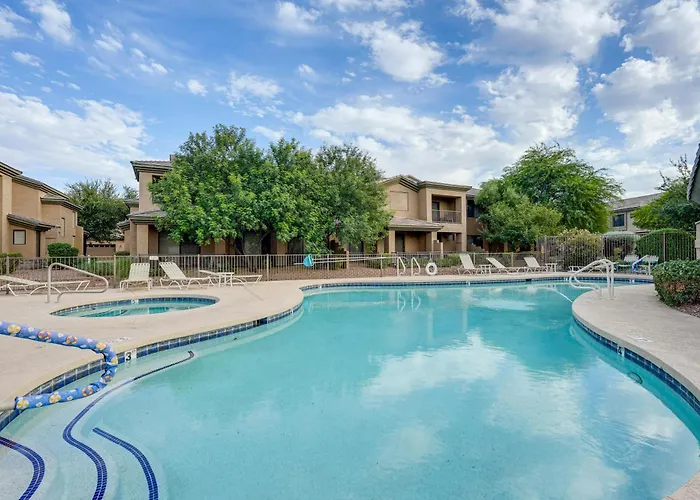 Holiday home 1 Mi To Golf: Lake-view W/ Pool In Chandler! *
